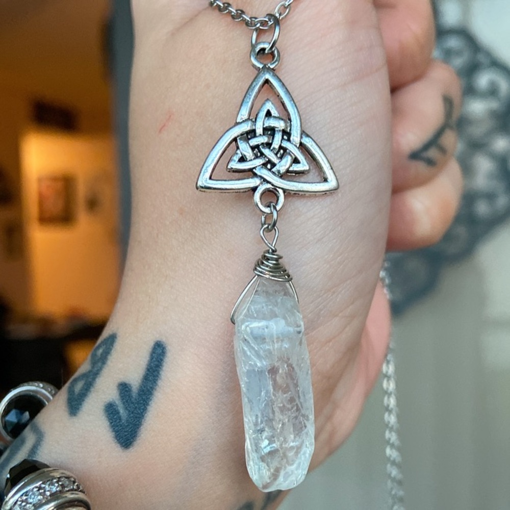 🔴 Celtic knot triquetra aura crystal necklace - Picture 4 of 8